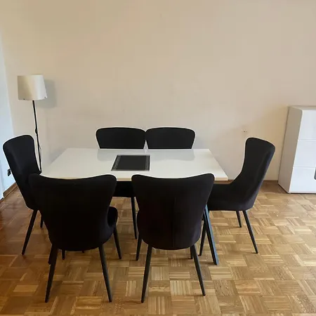 Modernes Haus In Messe Flughafen Dus